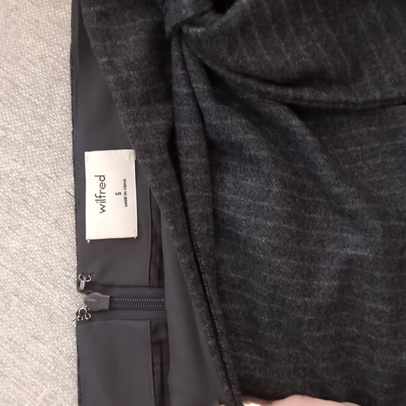 Aritzia WINFRED Wrap Front Skirt. Size 6. Gray pinstripe. Wool. - Picture 4 of 8